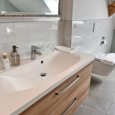 홈스테이 Weingut & Gaestezimmer Weissenbacher